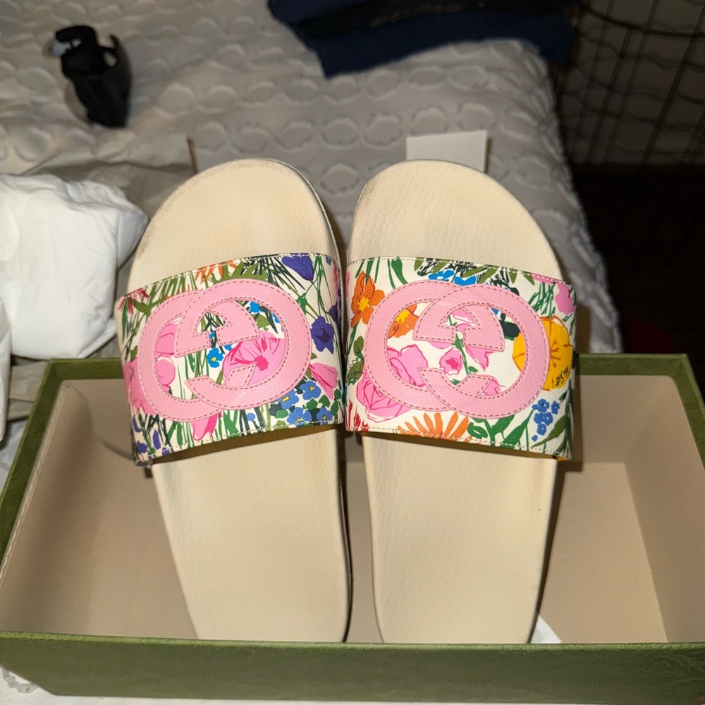 Gucci Beige Floral Slides with Pink Emblem